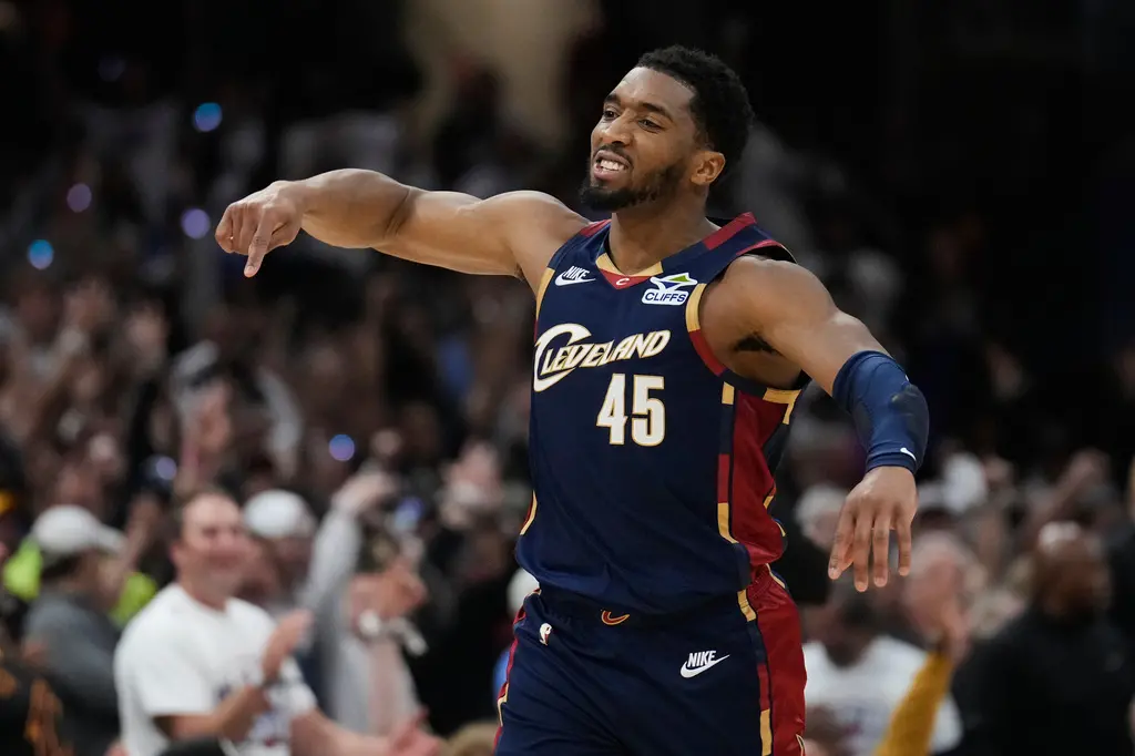 ▲克里夫蘭騎士一哥米契爾（Donovan Mitchell）在東區季後賽次輪G7，砍下全場最高的26分，帶領騎士以125：94擊敗底特律活塞，晉級東區決賽，賽後騎士主帥阿特金森（Kenny Atkinson）與隊友艾倫（Jarrett Allen）都盛讚米契爾此戰的表現。（圖／美聯社／達志影像）