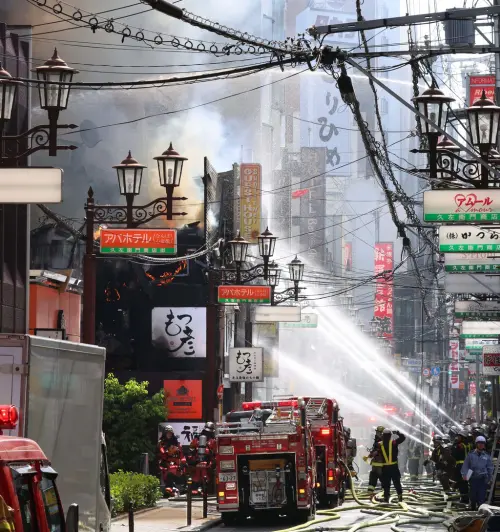 ▲日本大阪府大阪市中央區西心齋橋今日早上傳出火警，火勢延燒4棟建築物，共約350平方公尺建築面積遭到燒毀，幸好並未造成人員傷亡。（圖／美聯社／達志影像）
