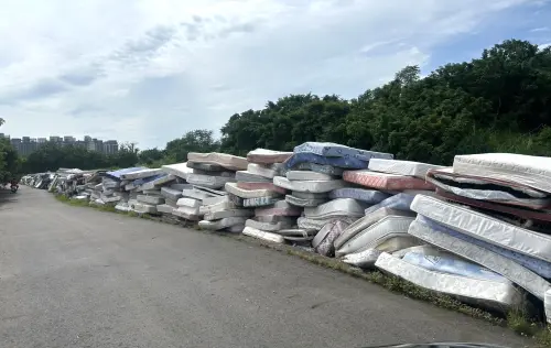 ▲台中市有高達2萬張的廢床墊難以去化，長期日曬雨淋恐淪為蛇鼠溫床。（圖／賴朝國提供，2026.05.18）