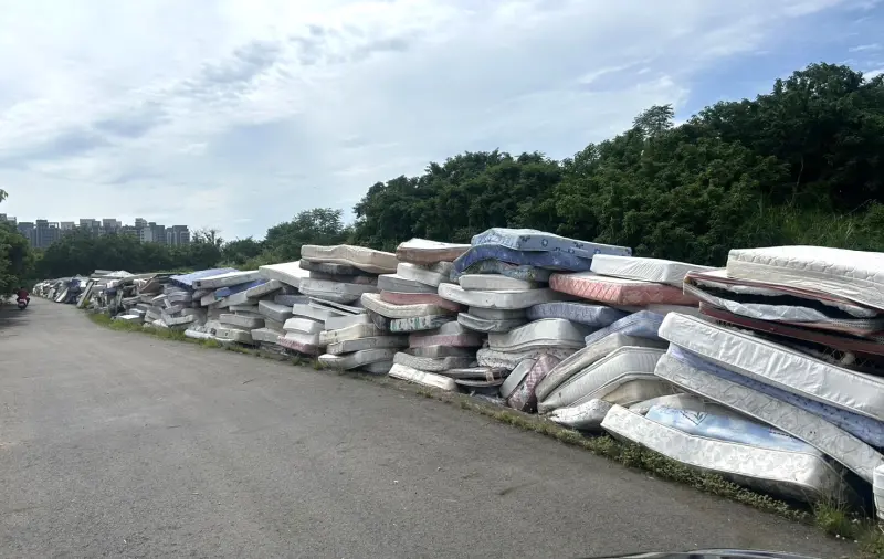    ▲台中市有高達2萬張的廢床墊難以去化，長期日曬雨淋恐淪為蛇鼠溫床。（圖／賴朝國提供，2026.05.18）  