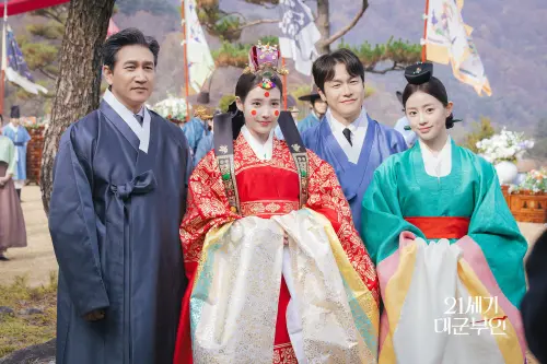 ▲李在源（右2）原是《21世紀大君夫人》終映訪問唯一受訪的演員，如今取消。（圖／翻攝program.imbc.com）