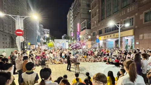 ▲開幕首日透過裝置藝術、踩街表演與市集活動感受鹽埕夏夜的獨有魅力。（圖／中山大學提供）