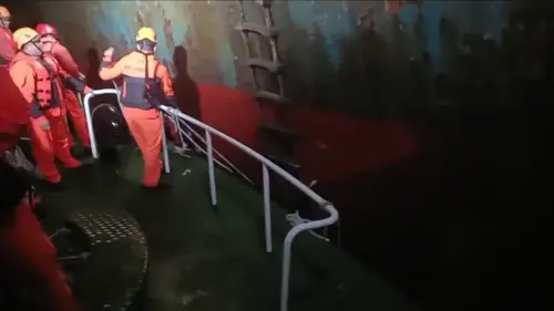 ▲海巡署同仁嘗試夜間登檢，但船員提供的繩索相當破爛。（圖／海巡署提供）