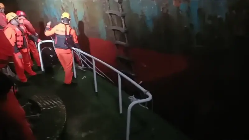 ▲海巡署同仁嘗試夜間登檢,但船員提供的繩索相當破爛。(圖/海巡署提供)