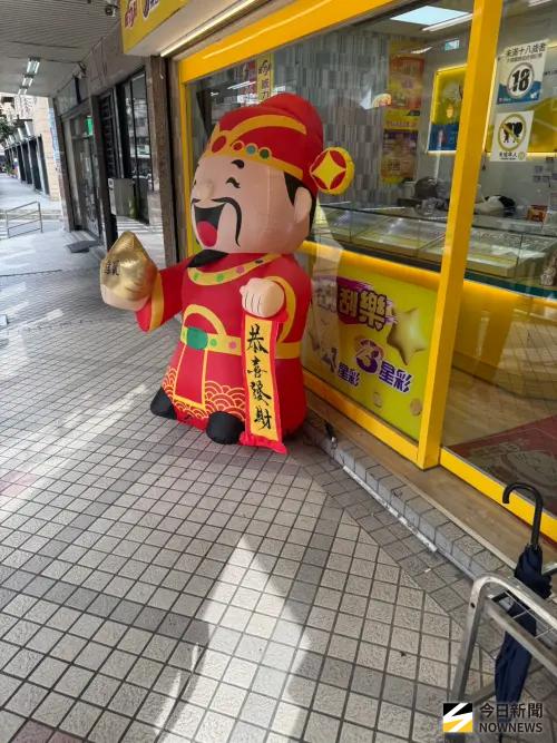▲小孟老師表示，6 月 1 日這天將有 3 個生肖財運最旺、受到財神眷顧，相當適合買彩券碰運氣。（圖／記者潘毅攝）