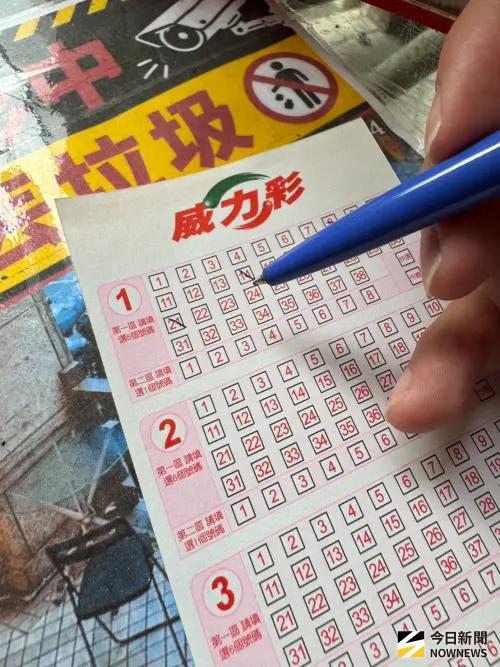 ▲威力彩選號主要分成兩區，首先需從第一選號區中的01～38的號碼中任選6個號碼，再從第二選號區中的01～08的號碼中任選1個號碼進行投注，每注投注金額為100元。（圖／記者潘毅攝）