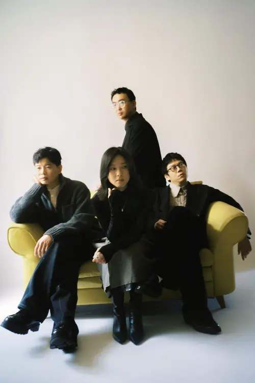 ▲淺堤主唱蔡依玲（左2）從小被誤認蔡依林，她宣布正式更名為 SOHAM。左起為鼓手堂軒、主唱兼吉他手SOHAM 、貝斯手方博、吉他手紅茶。（圖／湯與海音樂提供）