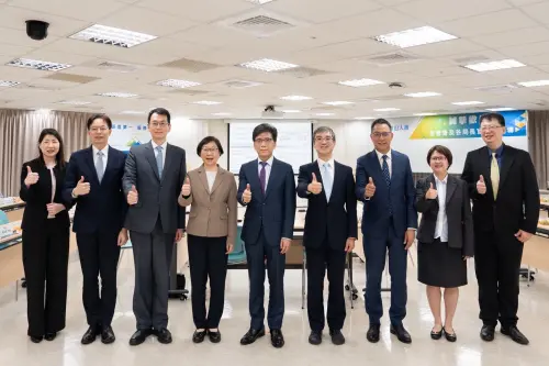 ▲金管會主委彭金隆今（18）日視察亞洲資產管理中心高雄資產管理專區。（圖／金管會提供）