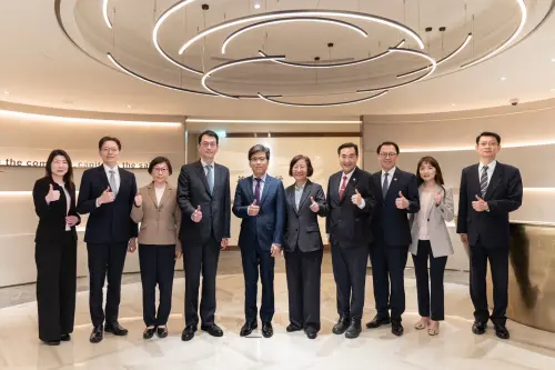 ▲金管會主委彭金隆今（18）日視察亞洲資產管理中心高雄資產管理專區。（圖／金管會提供）