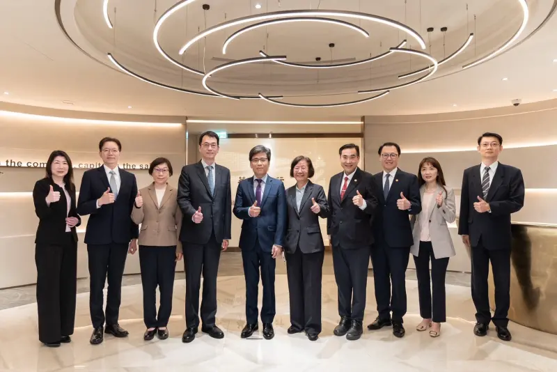    ▲金管會主委彭金隆今（18）日視察亞洲資產管理中心高雄資產管理專區。（圖／金管會提供）  