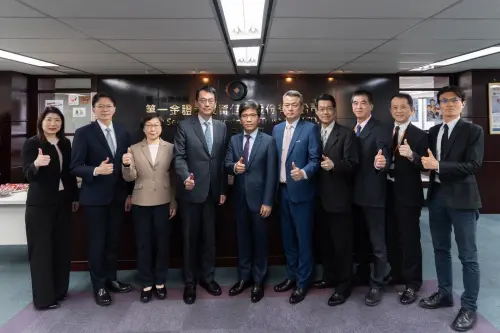 ▲金管會主委彭金隆今（18）日視察亞洲資產管理中心高雄資產管理專區。（圖／金管會提供）