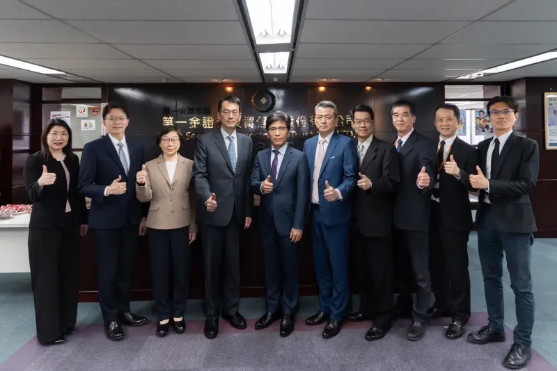    ▲金管會主委彭金隆今（18）日視察亞洲資產管理中心高雄資產管理專區。（圖／金管會提供）  