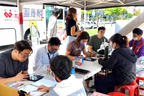 ▲經濟部產業園區管理局與高雄軟體園區企業廠商共同舉辦公益捐血活動，吸引各企業從業人員踴躍捐血，以紓解血荒。(圖／產業園區管理局提供)