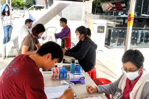 ▲經濟部產業園區管理局與高雄軟體園區企業廠商共同舉辦公益捐血活動，吸引各企業從業人員踴躍捐血，以紓解血荒。(圖／產業園區管理局提供)