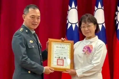▲國防部上將副部長鍾樹明親自頒獎，肯定護理團隊卓越表現。（圖／記者莊全成翻攝）