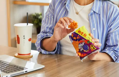 ▲科學麵香辣風味入口時先感受到麵體的酥脆與招牌鹹香，逐漸浮現的辣味更添誘人層次，搭配帶有甜味或茶香的飲料，形成的味覺平衡令人欲罷不能。