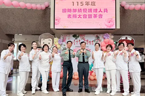 ▲國軍高雄總醫院獲獎護理人員合影，共享榮耀時刻。（圖／記者莊全成翻攝）