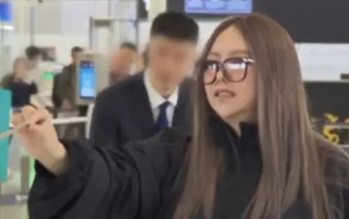 ▲阿妹拿著台胞證讓粉絲注意腳邊，希望可以找到妹妹的證件。（圖／翻攝自小紅書）