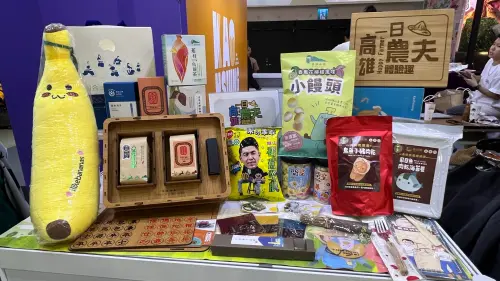 ▲陳列多項具地方代表性的農村選品，如高雄山茶、香蕉花檸檬咖啡、日光小林大滿禮盒及文創小物，展現農村產業的文化底蘊與風味特色。（圖／翻攝畫面）