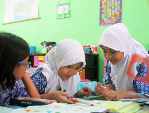 迎戰全球化！印尼教育變革：2027起「小學三年級」必修英文
