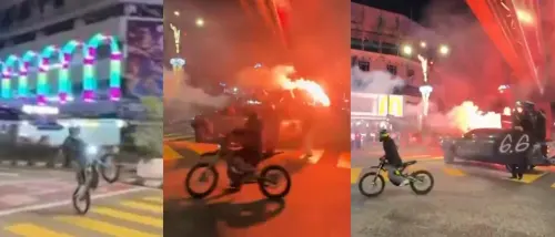 影／深夜炸街「翹孤輪」　摩托車隊圍卡車「照明彈」亂吉隆坡鬧區