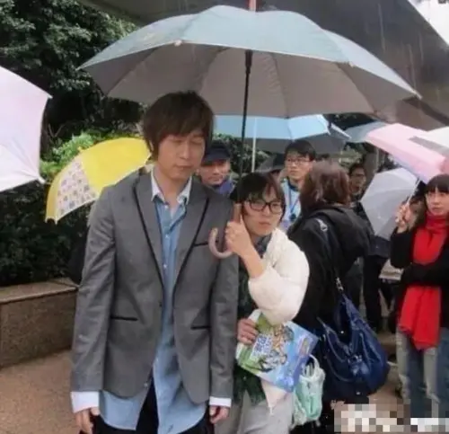 ▲阿信（左）被爆與「表妹」洪琬棋祕密結婚。（圖／翻攝自微博）