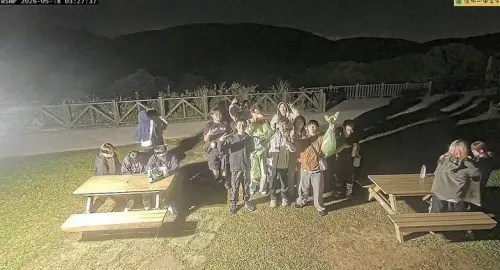 ▲有年輕人揪團上山「撿垃圾」，拿著垃圾袋一行人撿了一大袋垃圾，開心跟鏡頭打招呼後才離去。（圖/YT@陽明山國家管理處）