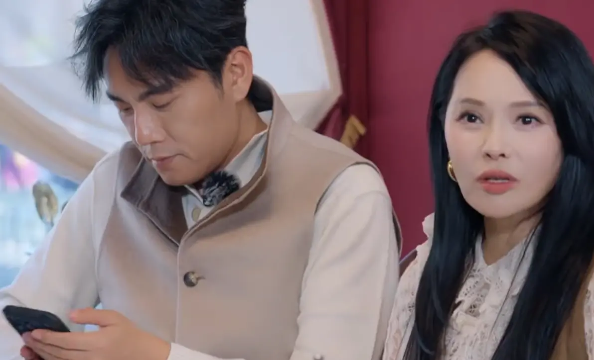 ▲秦昊（左）誇別的女生漂亮，結果卻跟伊能靜（右）說，「不能只有妳好看，不允許別人好看吧」，拐著彎誇老婆，被說情商太高。（圖／翻攝自YouTube 芒果TV熱播綜藝）
