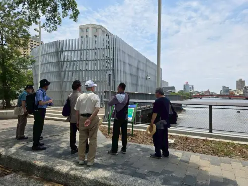 ▲訪賓參訪台南運河民生截流站，了解運河截流廢水回收再利用流程。（圖／南市府提供）