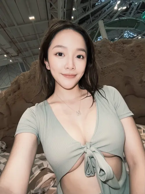 ▲賴慧如分享帶全家旅行的美照，其中一張穿深V泳裝的辣照引發關注。（圖／翻攝自賴慧如 Huiru Lai FB）