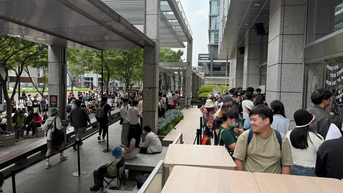 ▲美國漢堡IN-N-OUT Burger今台灣快閃！《NOWNEWS今日新聞》記者直擊信義區湧出近600人潮排隊，統一時代百貨Dream Plaza前繞四圈，現場頭香於昨（18）日深夜11點左右就到場。（圖／記者蕭涵云攝）
