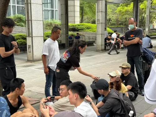 ▲記者直擊IN-N-OUT現場，工作人員發放黑色號碼牌手環。（圖／記者蕭涵云攝）