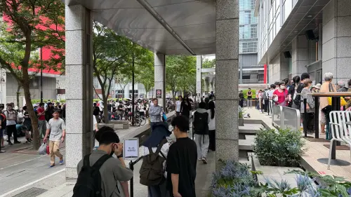 ▲排隊IN-N-OUT漢堡現場將近600人龍，在Dream Plaza前繞了四圈。（圖／記者蕭涵云攝）
