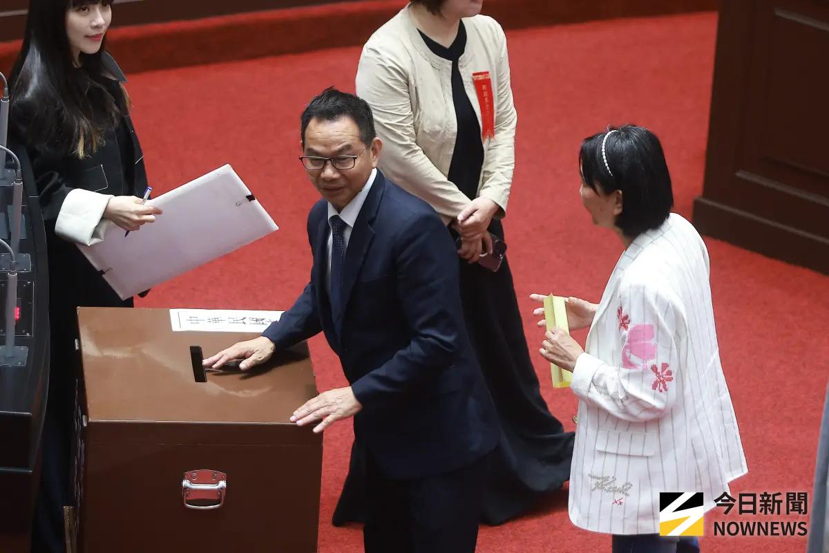 ▲民眾黨黨團總召陳清龍針對總統彈劾案進行投票。（圖／記者葉政勳攝 ,2026.05.19）