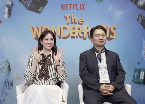 ▲導演劉仁植（右）跟朴恩斌二度合作，讚她是很有能力、責任感的好演員。（圖／Netflix）