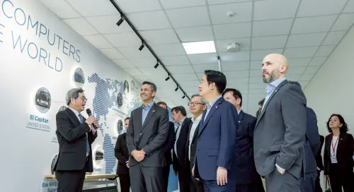 President Lai accompanies Paraguayan President Santiago Peña on a visit to Southern Taiwan Science Park. (Lai Ching-te Facebook)