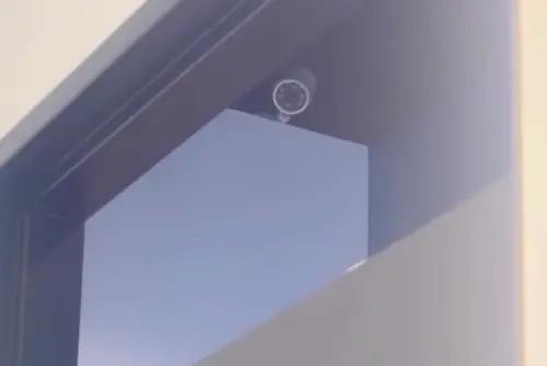 ▲女客發現更衣室外頭的監視器對準更衣室內，且再度進入確認後，發現鏡子會反射，認為角度絕對會拍攝到更衣室內。（圖／拍攝自@Threads）