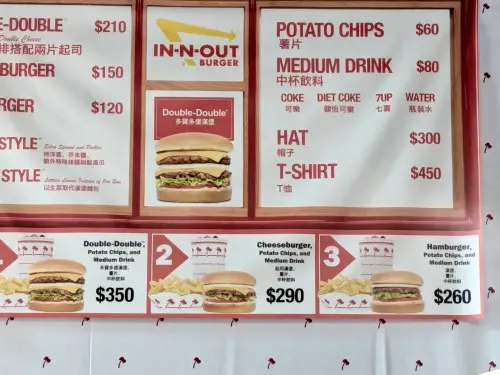 ▲台灣快閃IN-N-OUT周邊商品及漢堡菜單價格一覽。（圖／記者蕭涵云攝）