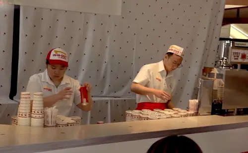 ▲IN-N-OUT今年同樣與餐廳承租場地，把LillA現場變成漢堡店快閃開賣。（圖／記者嚴俊強攝）