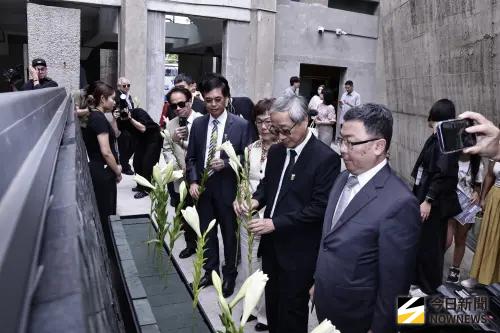 ▲519白色恐怖記憶日典禮最後繞行紀念碑、獻花。（圖／記者吳翊緁攝）