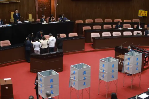 總統彈劾案未通過！民進黨團諷「鬧劇結束」：藍白不做正事　
