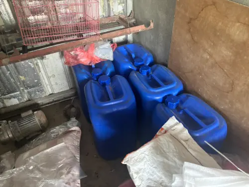 ▲警方起獲毒品咖啡包2,669 包、毒品先驅及化學原料2-溴-4-甲基苯丙酮結晶、甲胺、丙酮、鹽酸溶液、甲苯等化學原料。全案現已由檢察官偵結並提起公訴。(圖/記者鄧力軍翻攝)