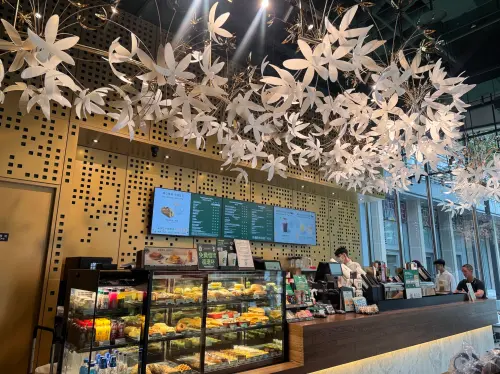 ▲星巴克全台第600店「愿秀門市」，就位在南港車站正對面。（圖／記者鍾怡婷攝）