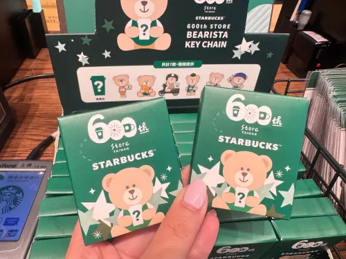 ▲星巴克也推出「600th 紀念系列商品」，其中「600店小熊盲盒吊飾」，全系列共7款。（圖／記者鍾怡婷攝）