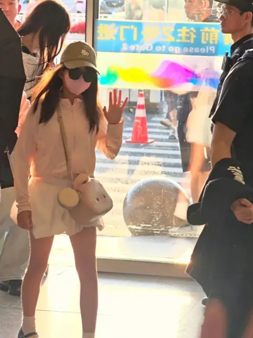 ▲周杰倫小女兒小周周在機場被目擊，整個人神韻超像媽媽昆凌。（圖／翻攝自微博@文亦向暖）