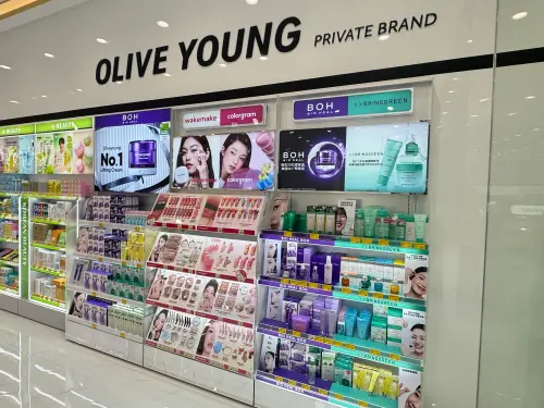 ▲康是美也獨家與OLIVE YOUNG合作，打造自有品牌專區，包含BOH+、WAKEMAKE、colorgram、BRINGGREEN等人氣品牌。（圖／記者鍾怡婷攝）