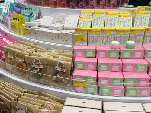 ▲美愿秀門市同步升級「mini bar」選品專區。業者觀察到mini size商品，也讓消費者對於新品嘗試意願更高。（圖／記者鍾怡婷攝）