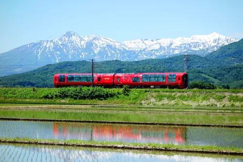 ▲北陸觀光列車「雪月花」為趟次稀少、預約相當困難的夢幻列車。(圖／雄獅旅遊提供)