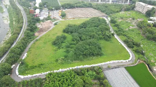 ▲以3千張床墊堆出來的「床墊路」，幾個月來快速長大，很快就可以繞行道路一整圈。（圖／翻攝畫面，2026.05.19）