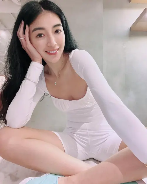 ▲小小樹食老闆娘曹詩薇被封為「時尚界的小周慧敏」。（圖／翻攝自曹詩薇IG@vivienneallday）